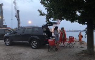 Вечерние посиделки с видом на гавань и Ильичёвский порт…